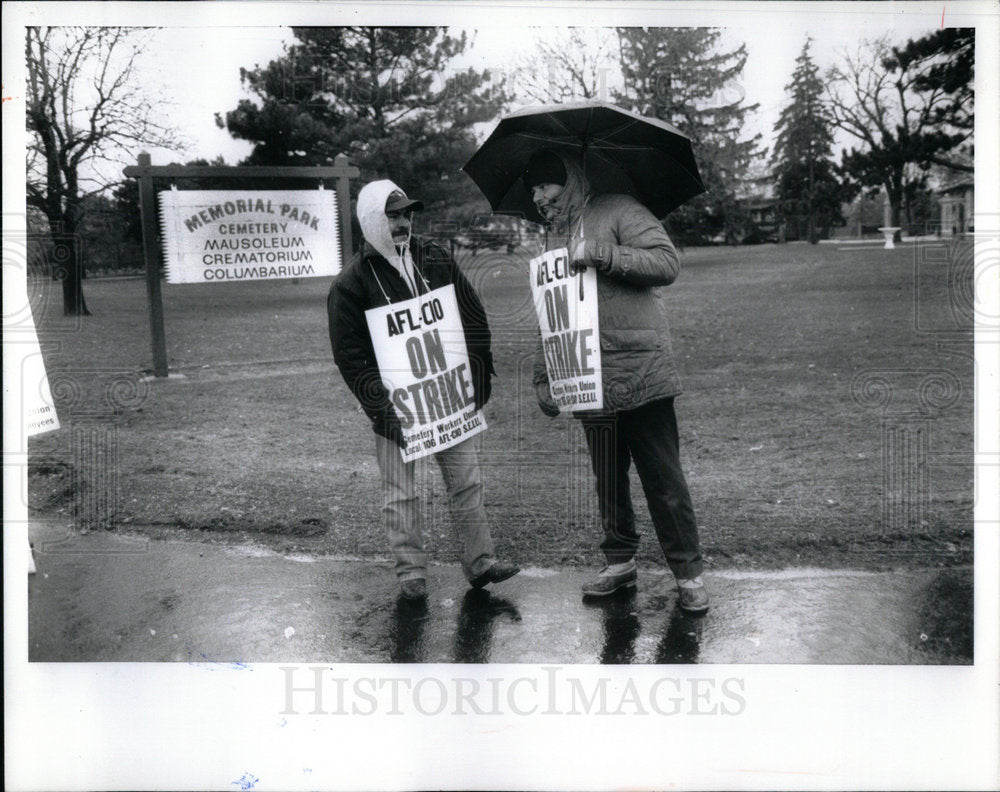 1991 Press Photo Grave Diggers Strike Memorial Park - Historic Images