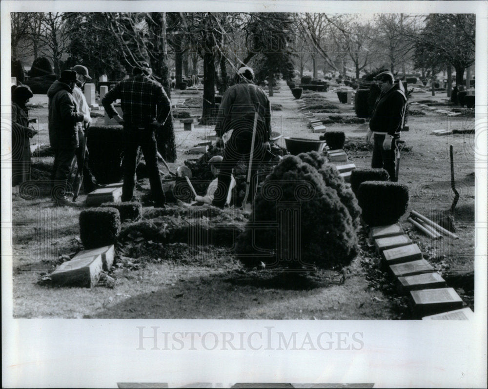 1992 Press Photo Burials Delayed By Cemetery Strikes - Historic Images