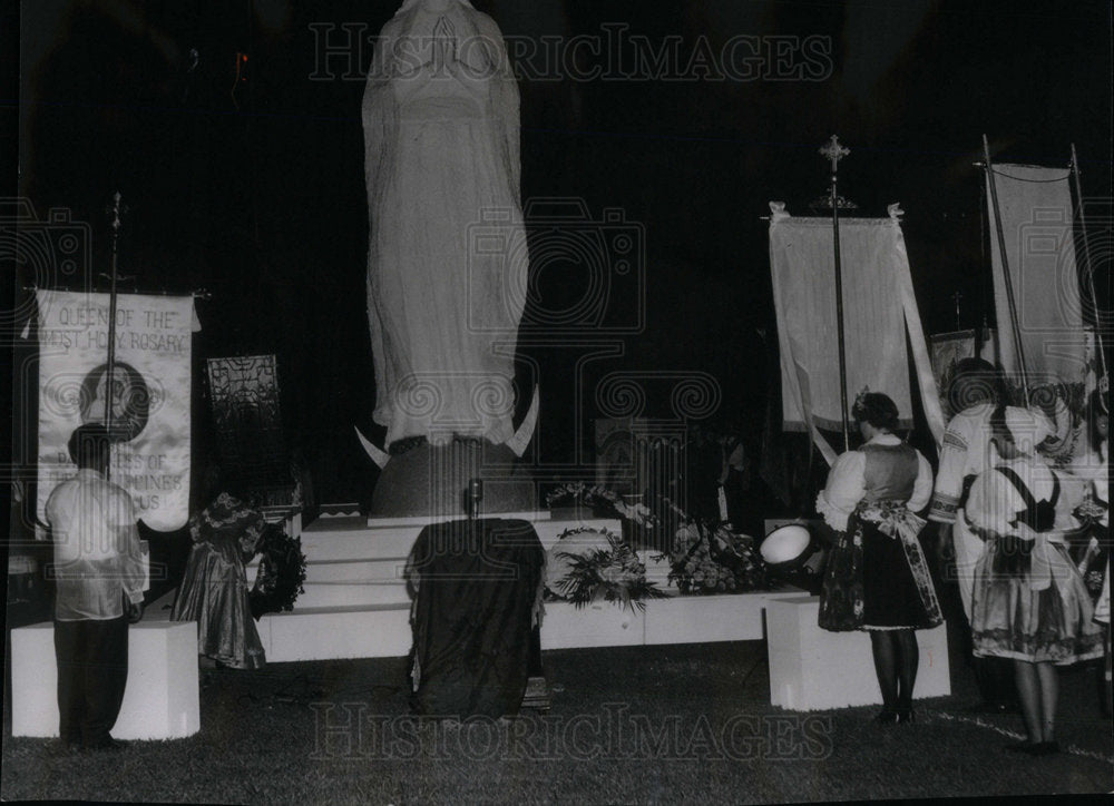 1954 Press Photo STatue blessed peopel costume event - Historic Images