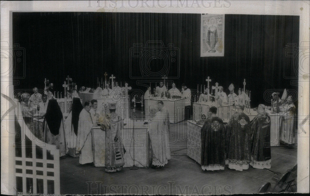 1954 Press Photo Prayer Chanted Altars Divine Liturgies - Historic Images