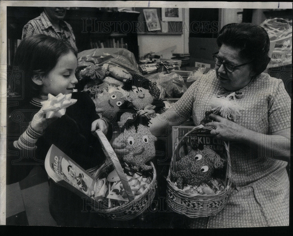 1977 Press Photo Melanie Stuffing Easter Baskets Fran - Historic Images