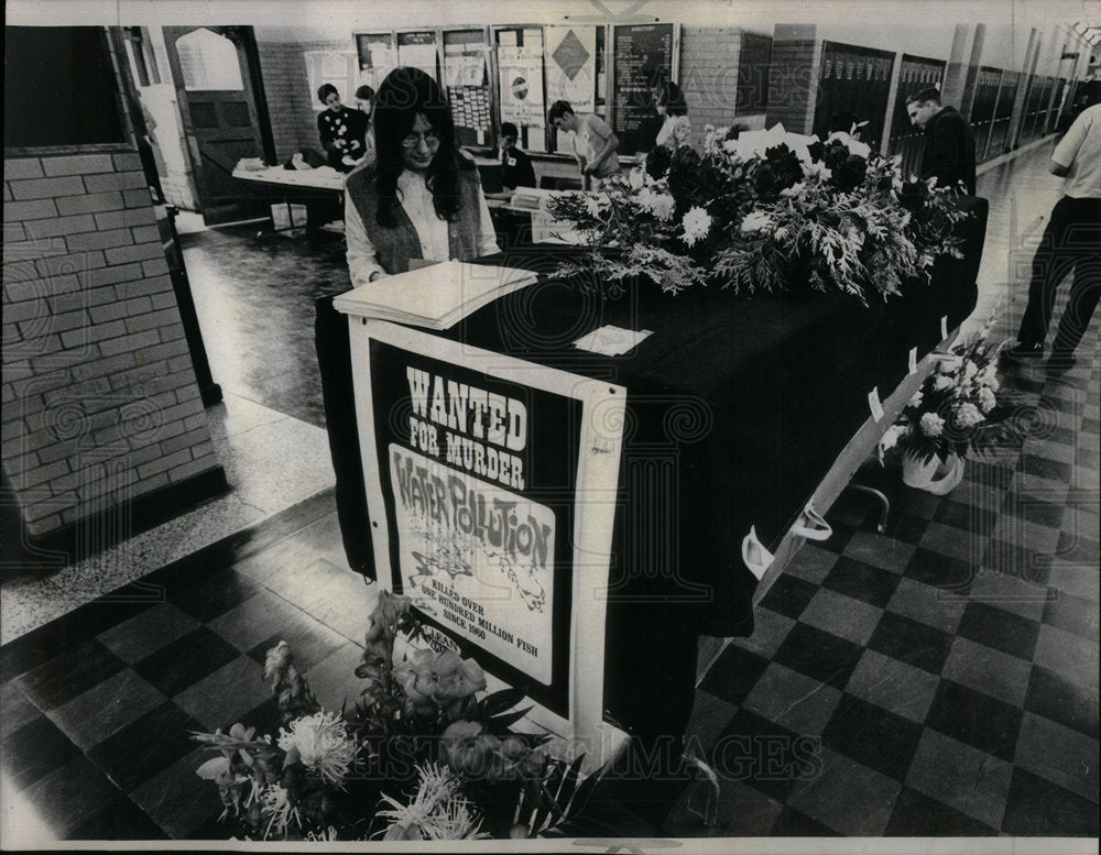 1970 Press Photo Wright Jr College coffin hallways desk - Historic Images