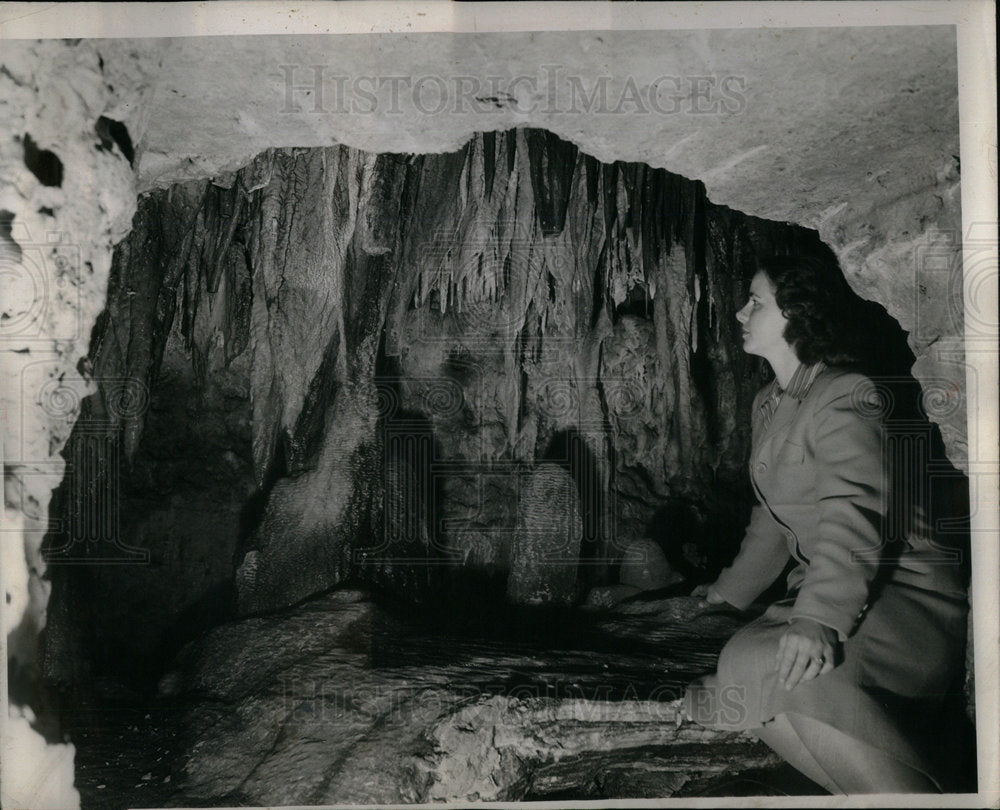 1953 Press Photo Cave Mounds Wisconsin Gem Room visitor - Historic Images