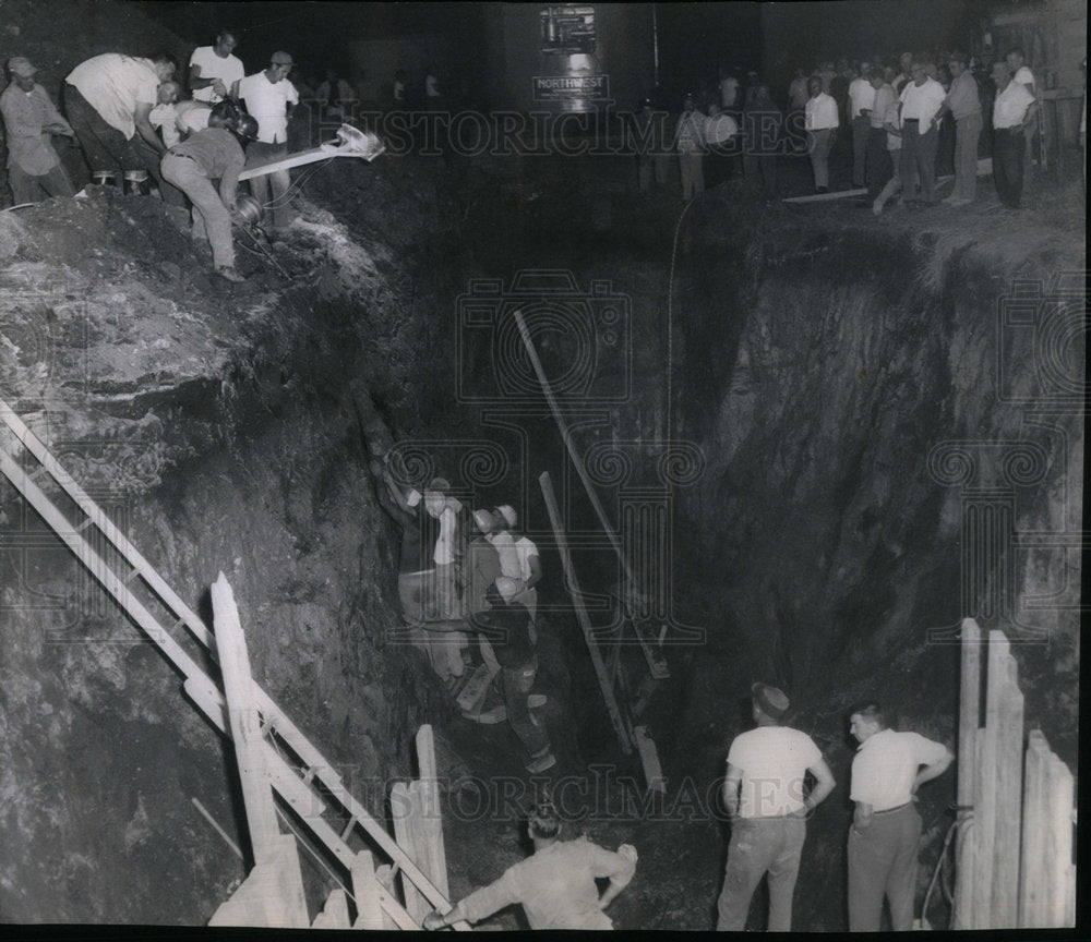 1961 Press Photo John Ray Wrapped Canvas Excavation - Historic Images