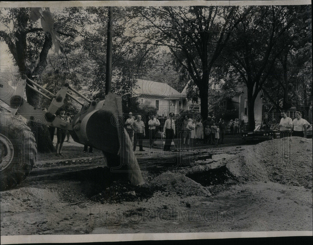 1968 Press Photo Tragedy worker Large Tractor Fill Oak - Historic Images