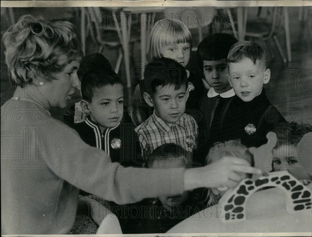 1966 Press Photo Mrs Yvonne Cummins Kids Listen Teacher - Historic Images