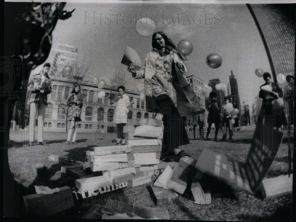 1971 Press Photo Easter Services Wall Of Hostially - Historic Images