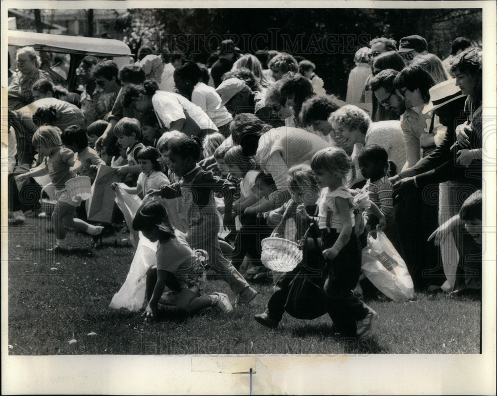 1987 Press Photo Easter Egg Hunts Cedar Park Cemetary - Historic Images