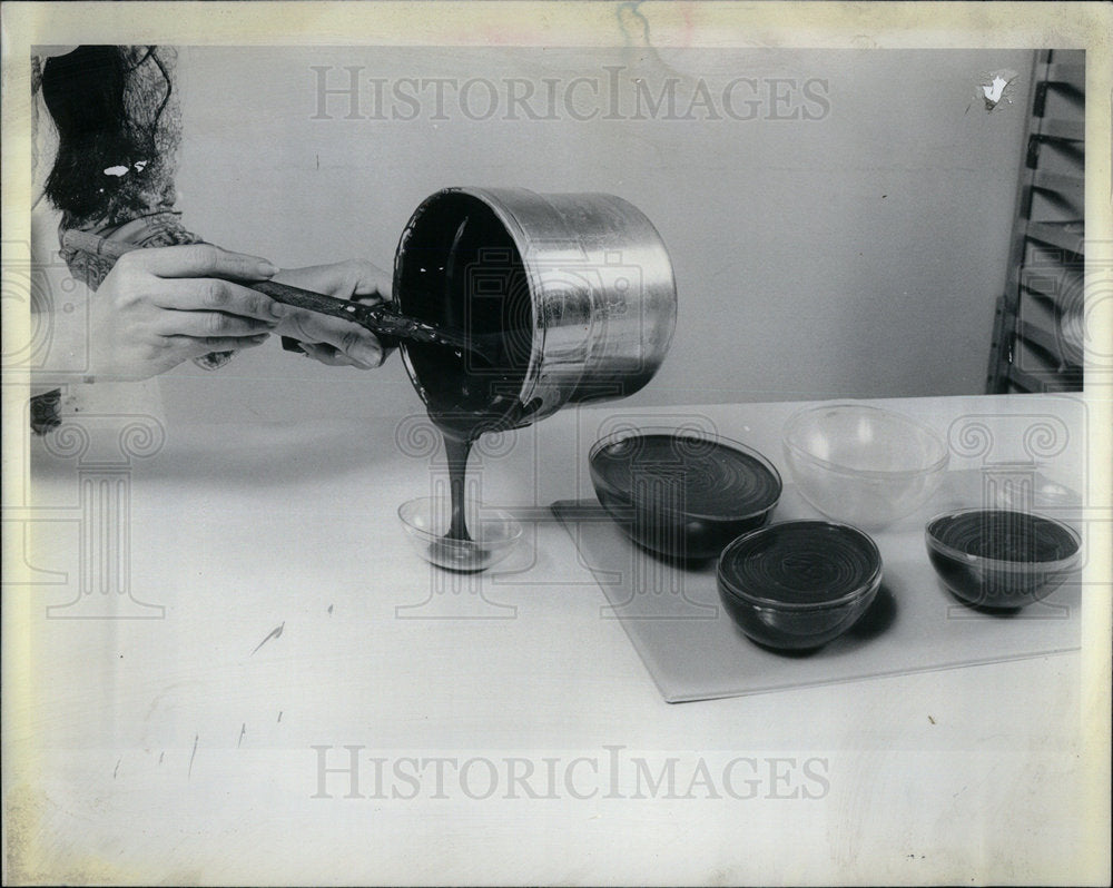 1981 Press Photo Easter Candy Vietnam Lady making egg - Historic Images