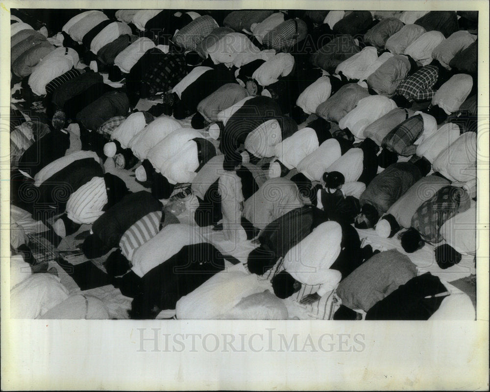 1984 Press Photo Muslims hold prayer service - Historic Images