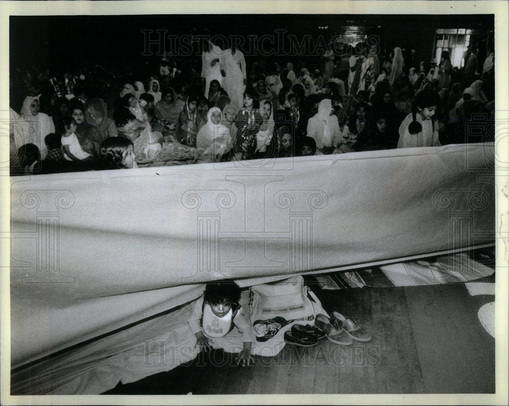 1984 Press Photo Child At Eid-Ul-Adha Celebration - Historic Images