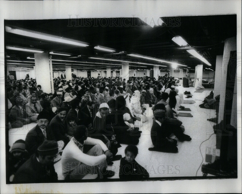 1976 Press Photo Eid Ul Adha Muslims Prayer McCormick - Historic Images