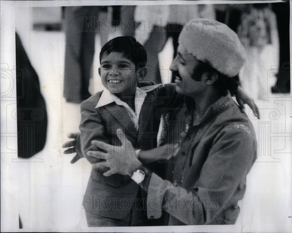 1975 Press Photo Eid Ul Fitar Muslim Children Prayers - Historic Images