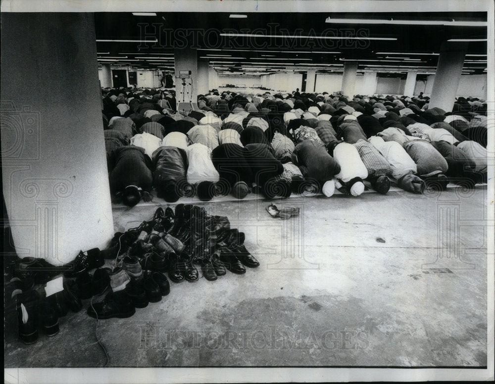 1975 Press Photo Chicago Moslems Pray - Historic Images