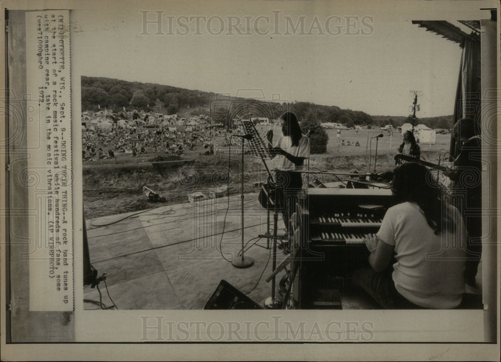 1972 Press Photo Rock music festival viberation fans - Historic Images