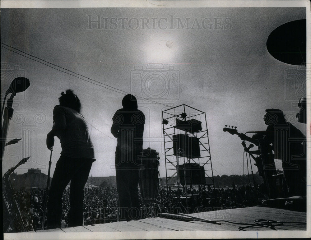 1971 Press Photo Happy day kids frolicking group sound - Historic Images