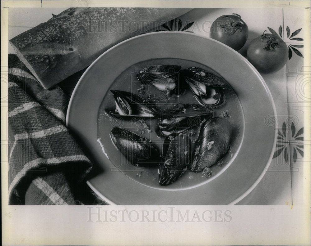 1989 Press Photo Succulent mussels swimming sauce eat - Historic Images