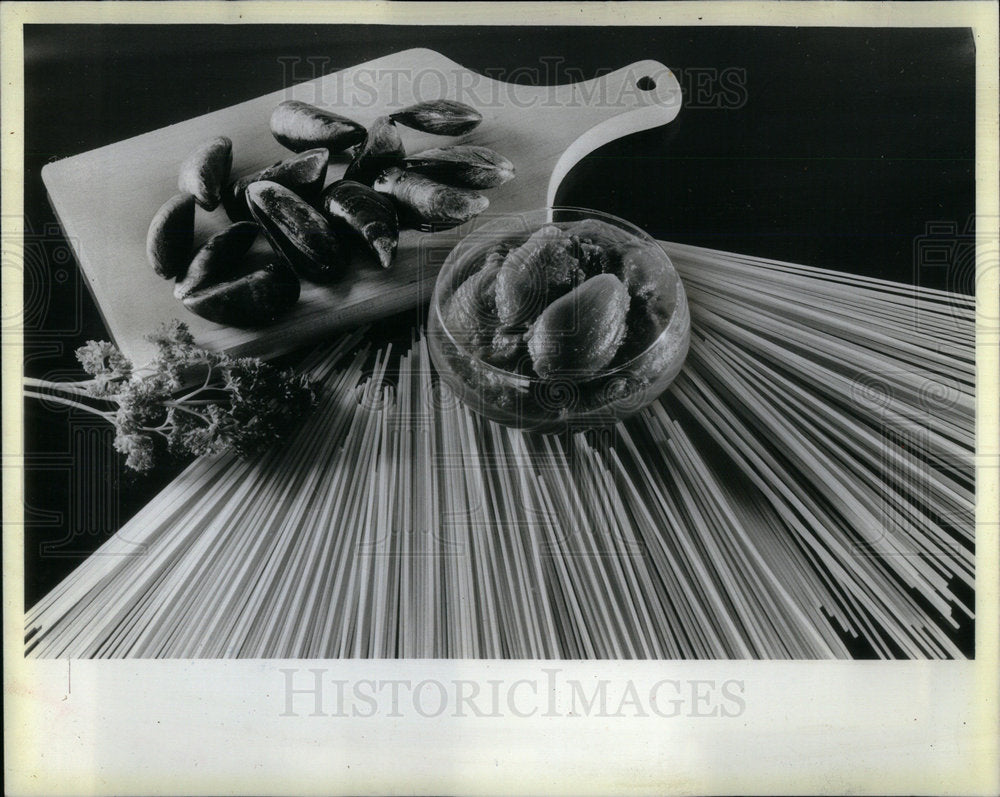 1984 Press Photo Spaghetti mussels builds seafood meal - Historic Images