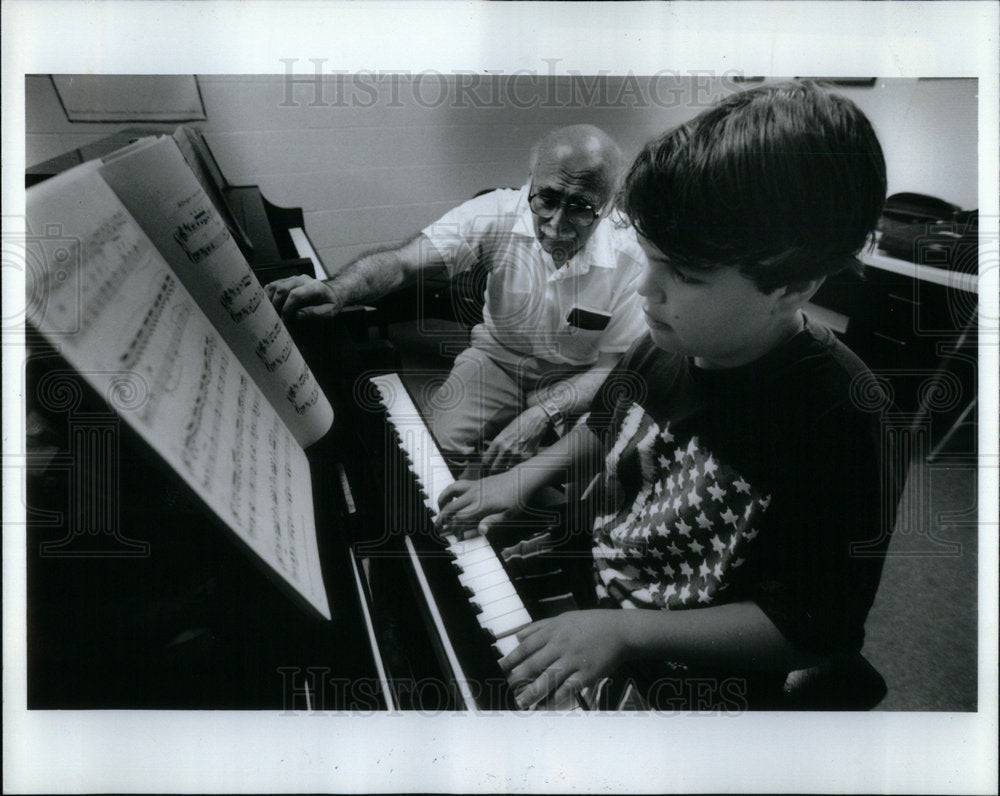 1994 Press Photo Frank Little with student - Historic Images