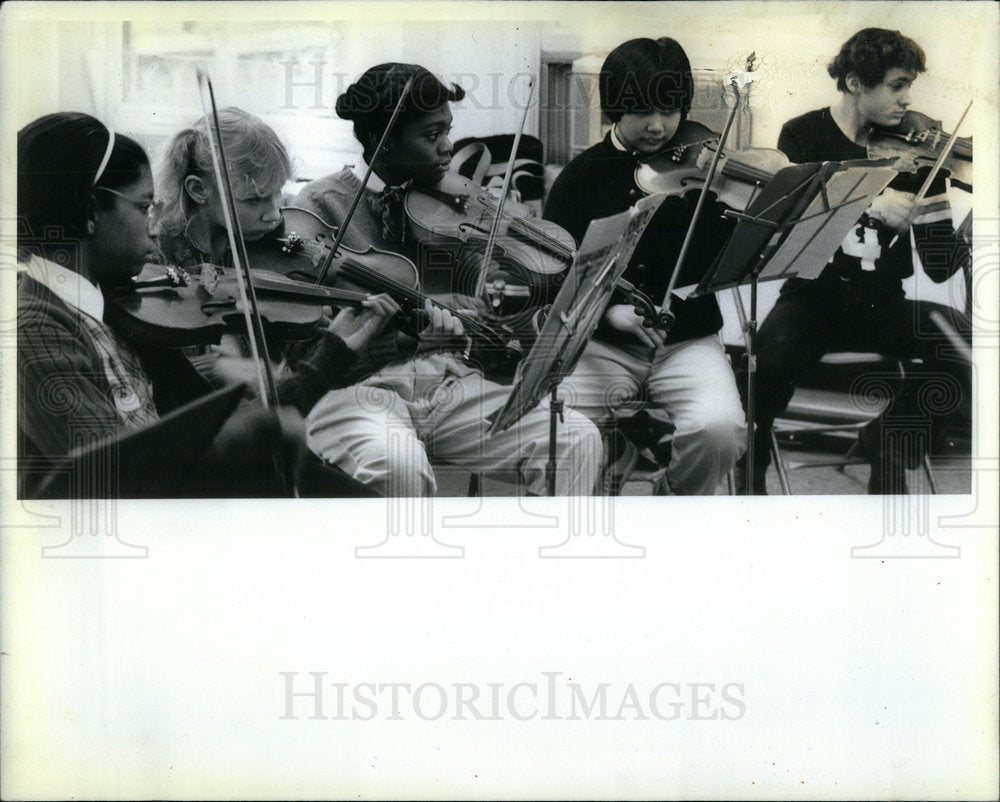 1983 Press Photo Music education reaching students solo - Historic Images