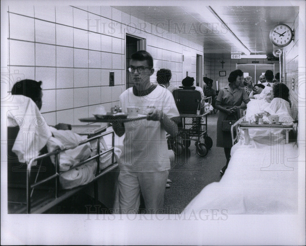 1965 Press Photo Crowding Mt Carmel Hospital Health - Historic Images