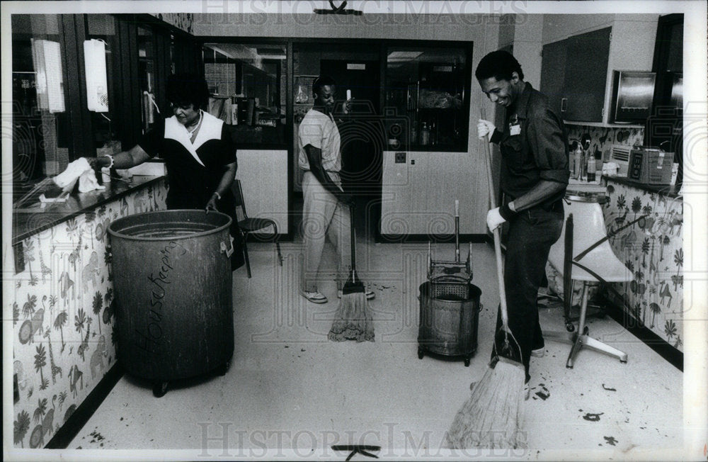 1983 Press Photo Detroit Hutzel Hospital Vandals - Historic Images