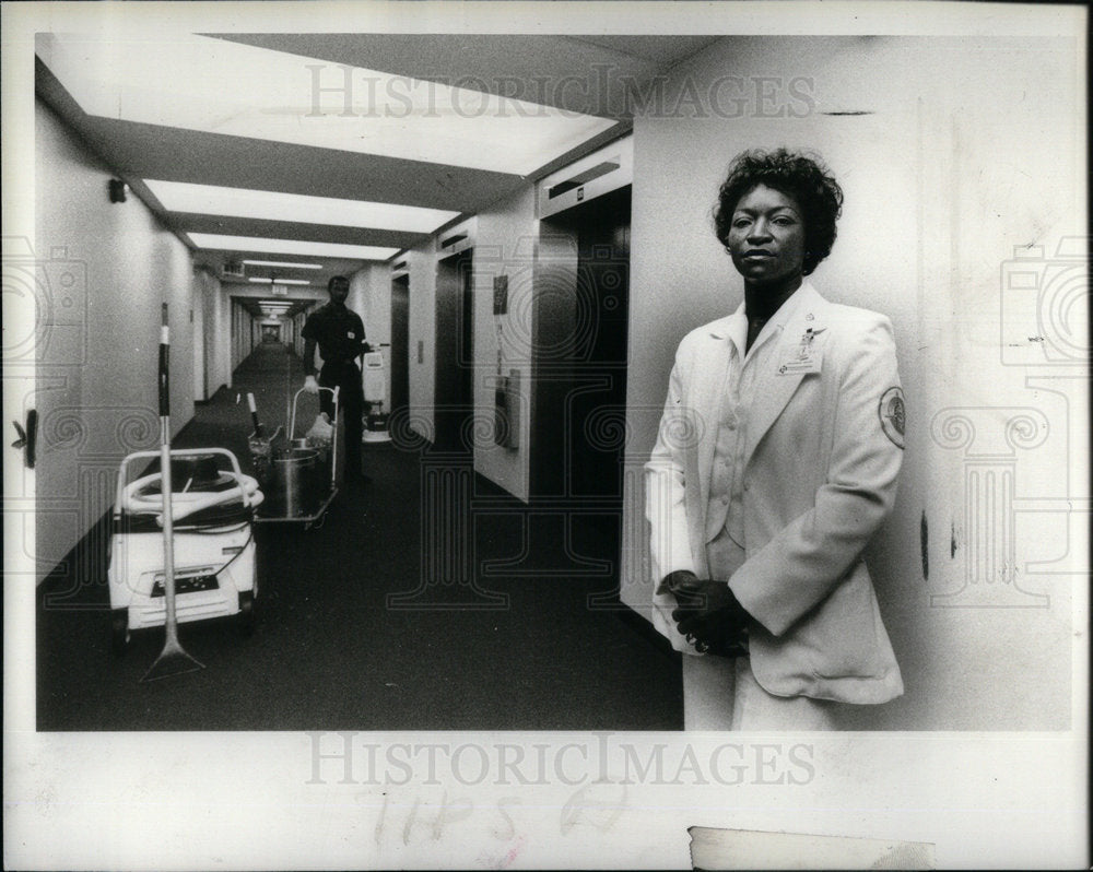 1981 Press Photo Irene Giles, head cleaner - Historic Images