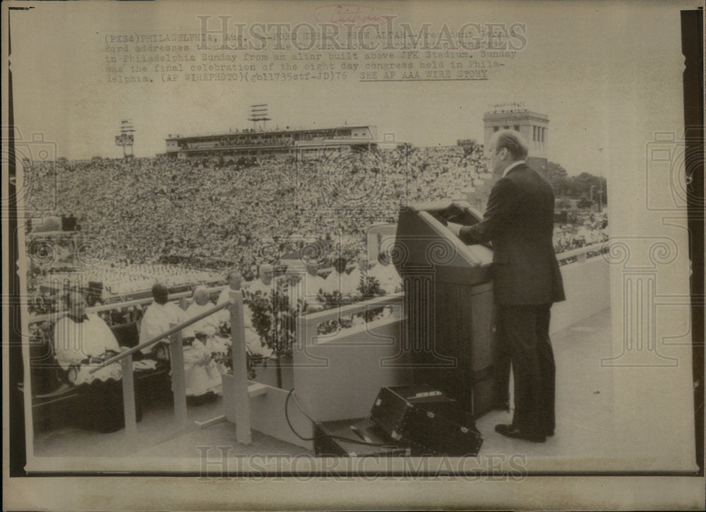 1976 Press Photo Speaking Alter President Gerald Ford - Historic Images