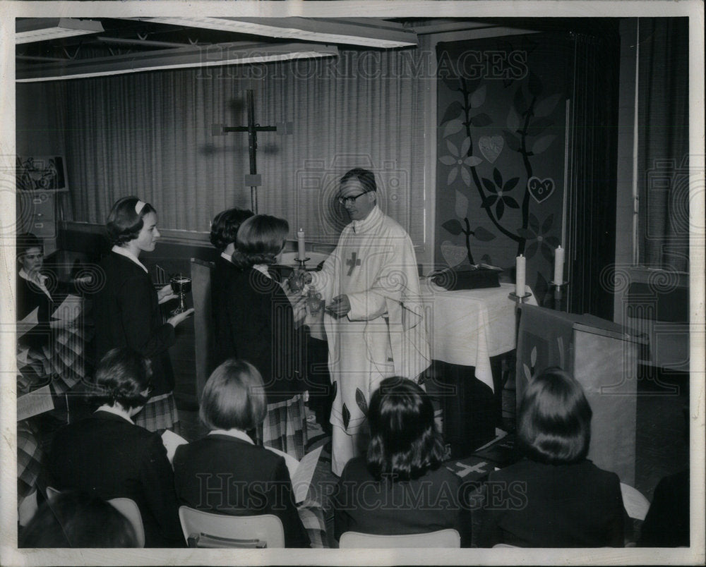 1965 Press Photo Liturgy Revives Offertory Procession - Historic Images