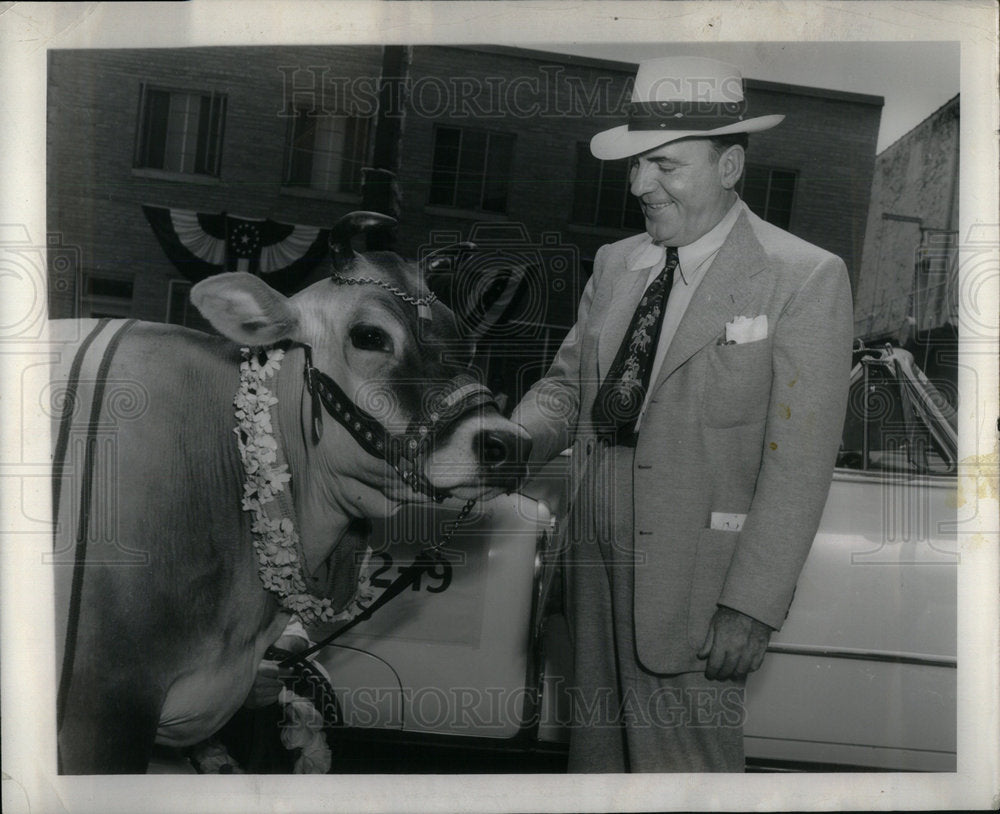 1953 Press Photo Pat O&#39;Brien Elsie Cow Ottawa Musical - Historic Images