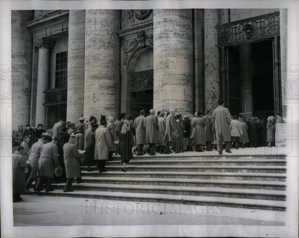 1950 Press Photo Enter St Peter Basilica Rome Holy Year - Historic Images