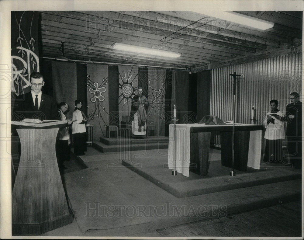 1965 Press Photo Mass Major Worshiper Scene Catholic - Historic Images