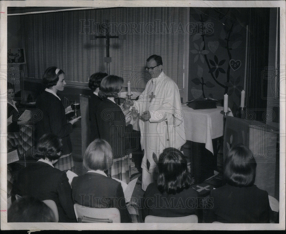 1965 Press Photo Gilligan Immaculate Heart Offertory - Historic Images