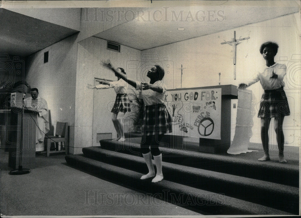 1973 Press Photo Folk mass Thanks giving Chruch Party - Historic Images