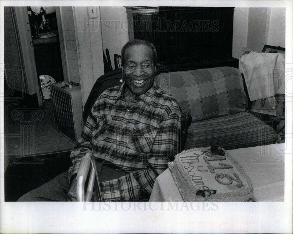 1992 Press Photo South Sider Arthur Lang Birthday Shown - Historic Images