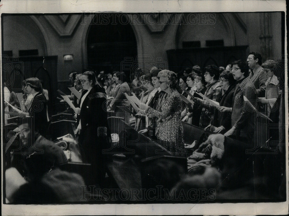 1977 Press Photo Women Turn Women View Participation - Historic Images