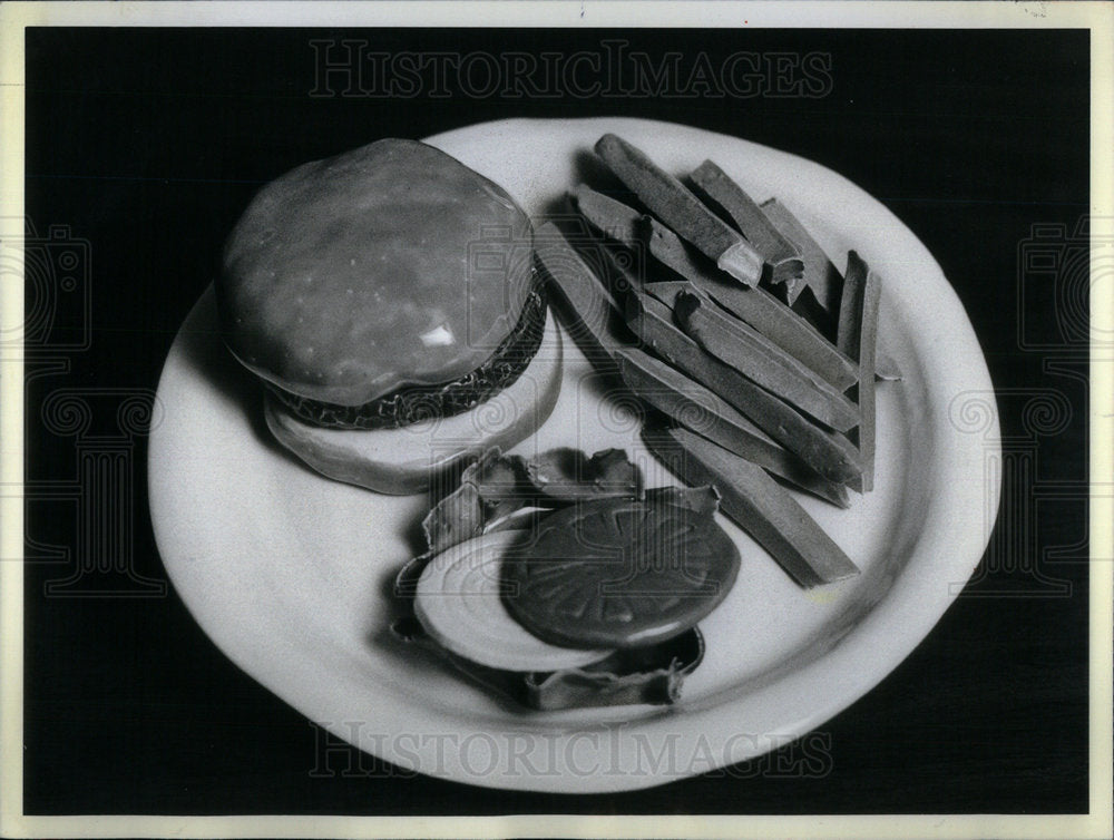 1981 Press Photo Perfect hamburger food trimmings fries - Historic Images