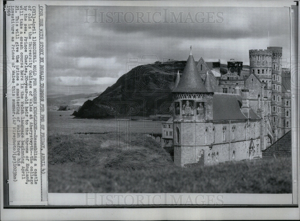 1969 Press Photo Prince Charles Welsh England College - Historic Images