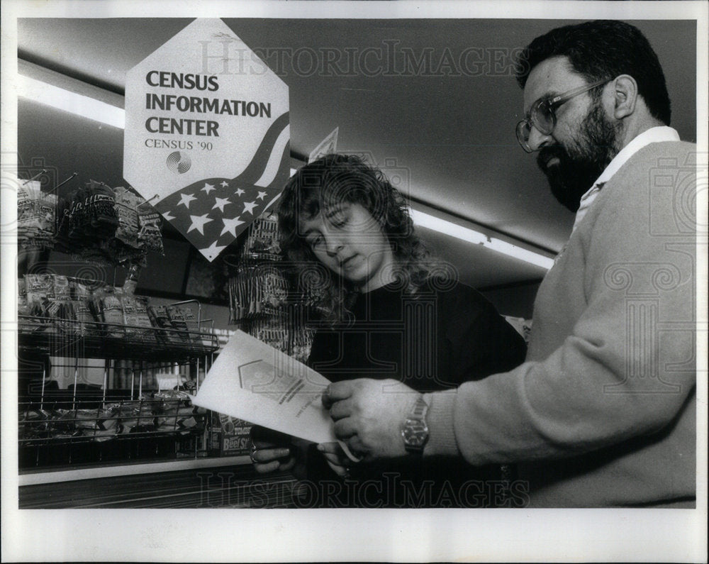 1990 Press Photo Rev.Edgar Morales in 7-Eleven Store. - Historic Images