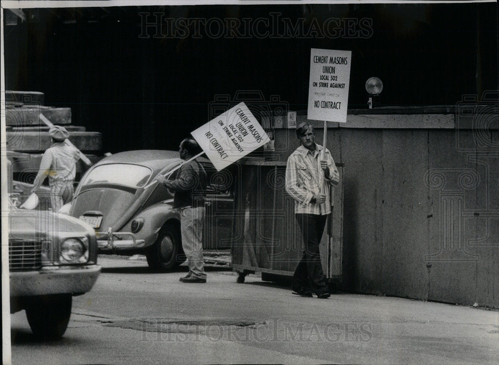 1972 Press Photo Pickets sears new building Cement Luga - Historic Images