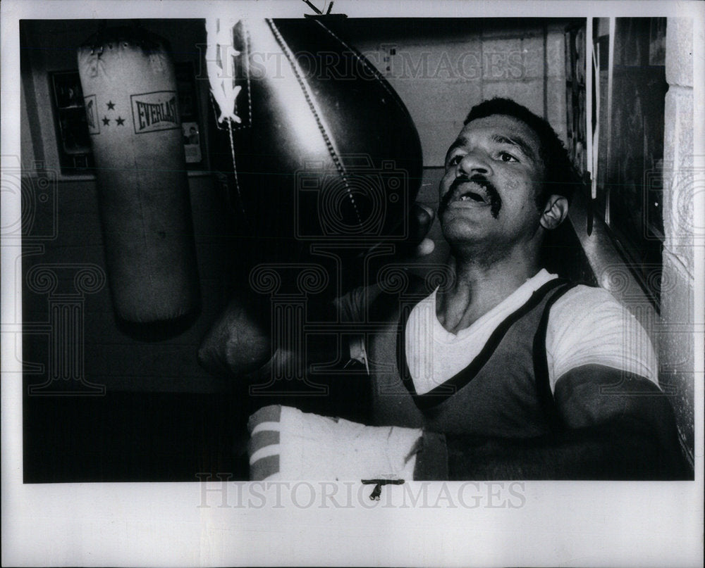 1976 Press Photo Clyde Gray Boxer - Historic Images