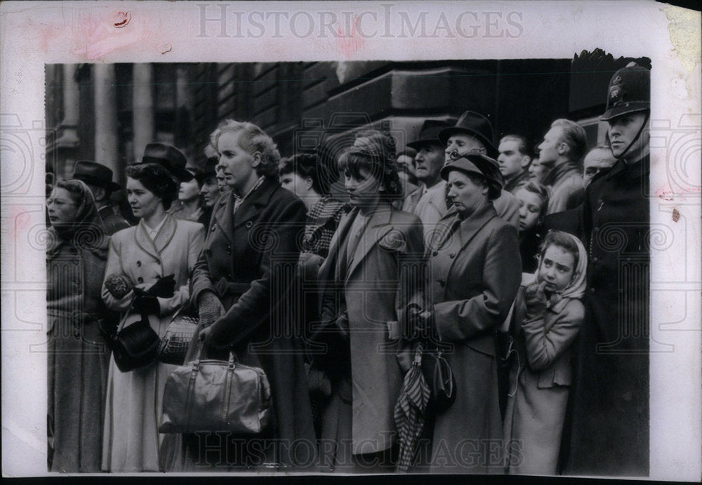 1950 Press Photo GB People outside in Dowming London - Historic Images