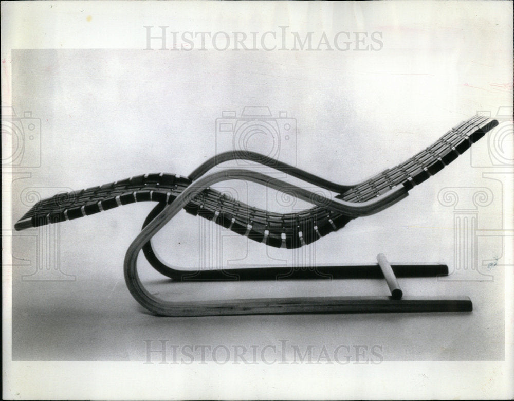 1985 Press Photo Chair Northwestern University - Historic Images