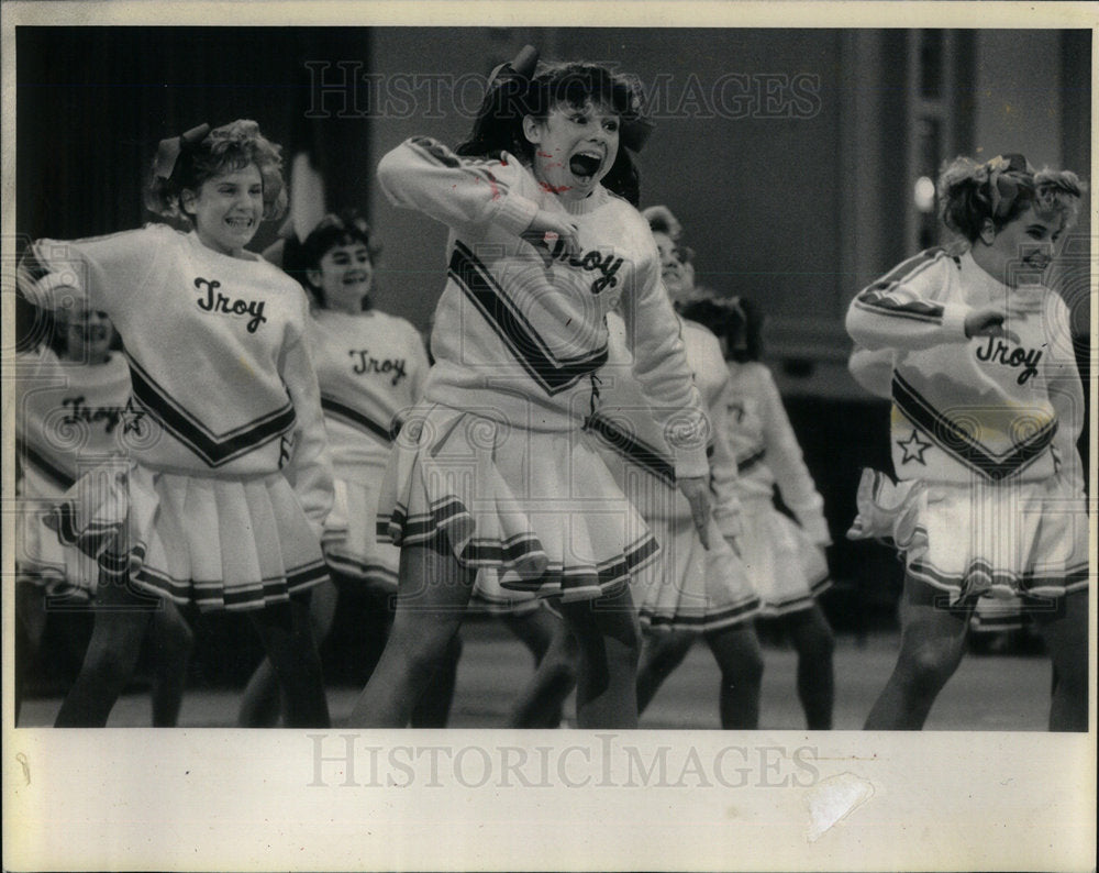 1988 Press Photo Member Troy High School Scream - Historic Images