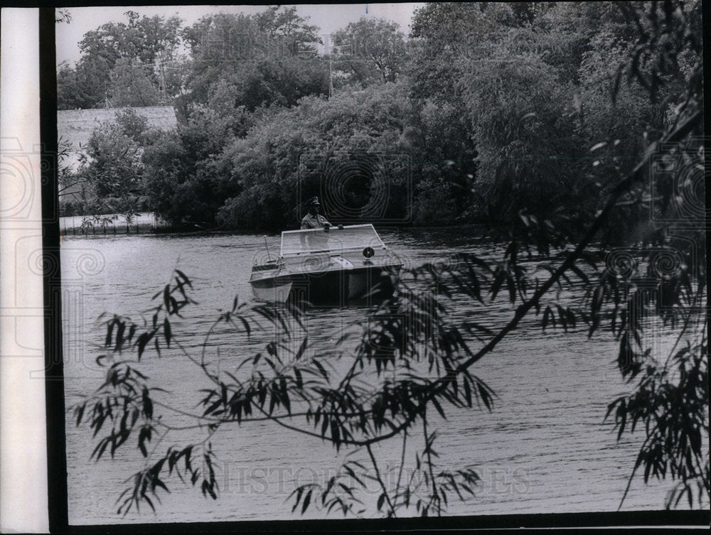 1970 Press Photo Cliff Hanke Lake County Sheriff Boat - Historic Images