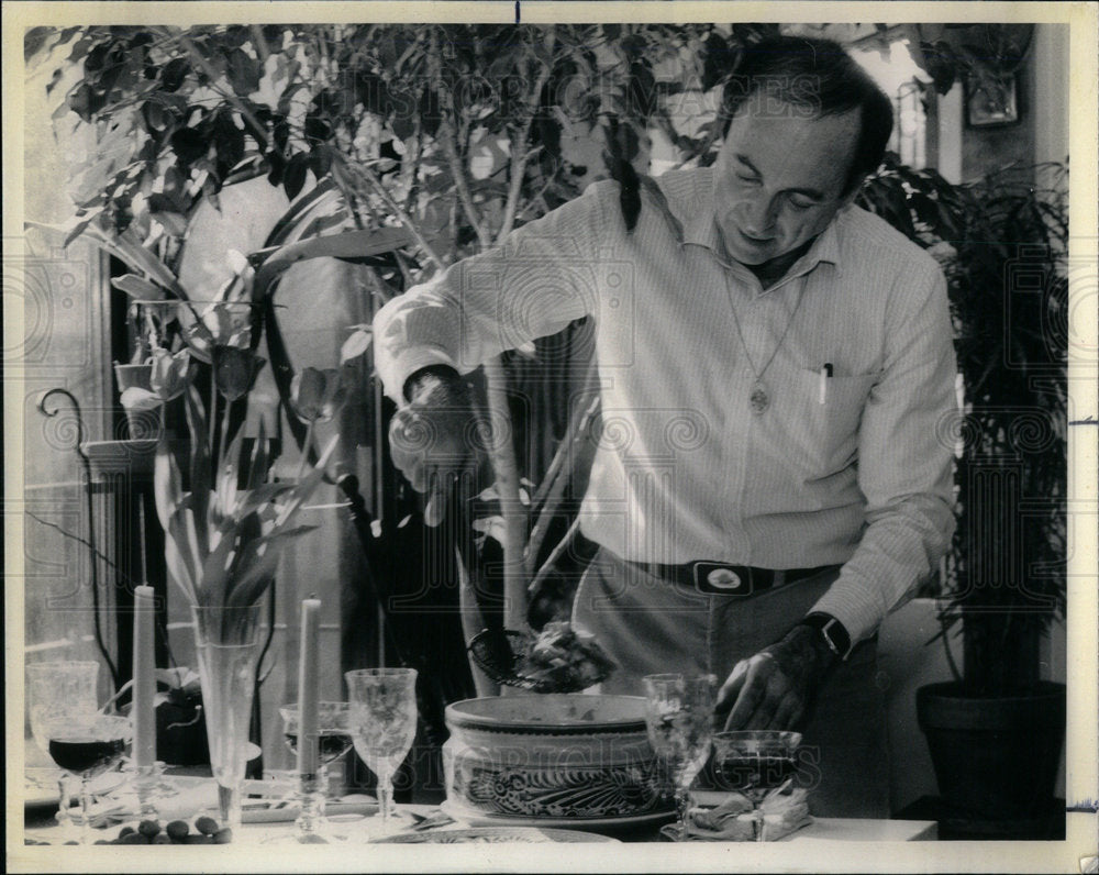 1985 Press Photo Jeffy Oscherwitz Cooking Stir Fry - Historic Images