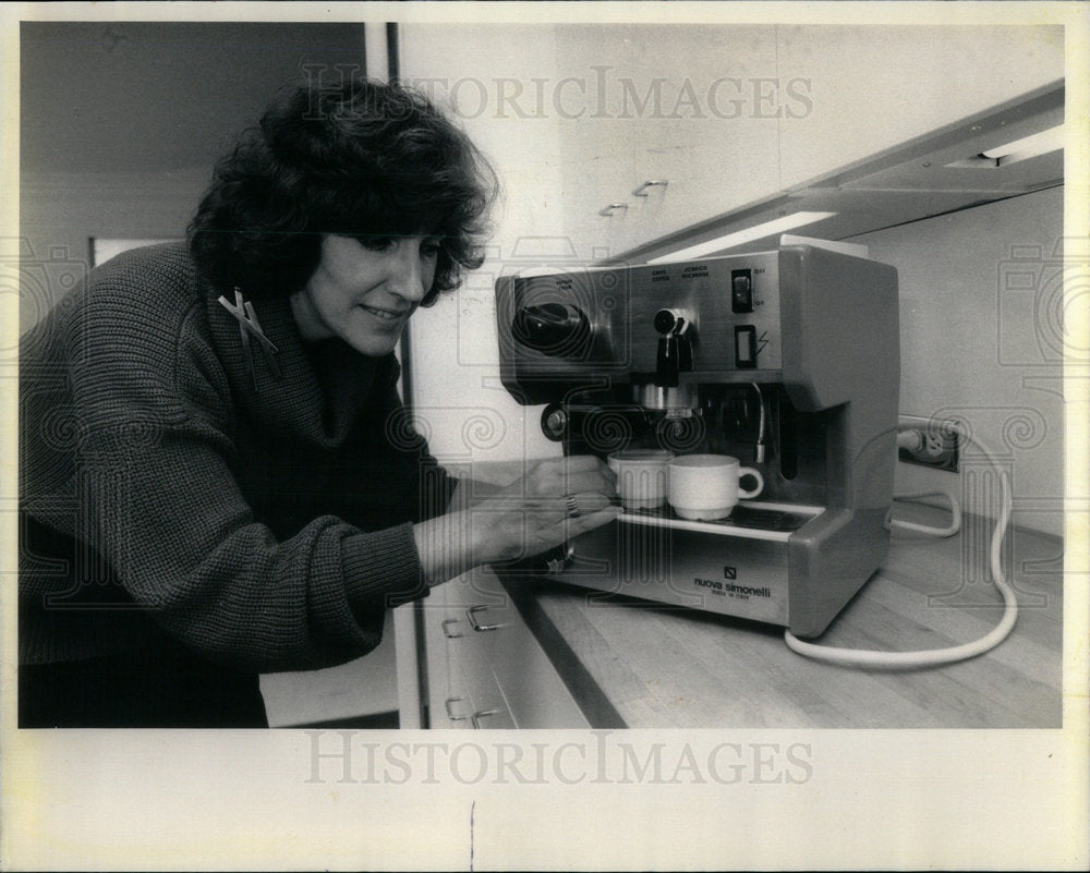 1985 Press Photo Karen Frank Home Appliances Stove - Historic Images