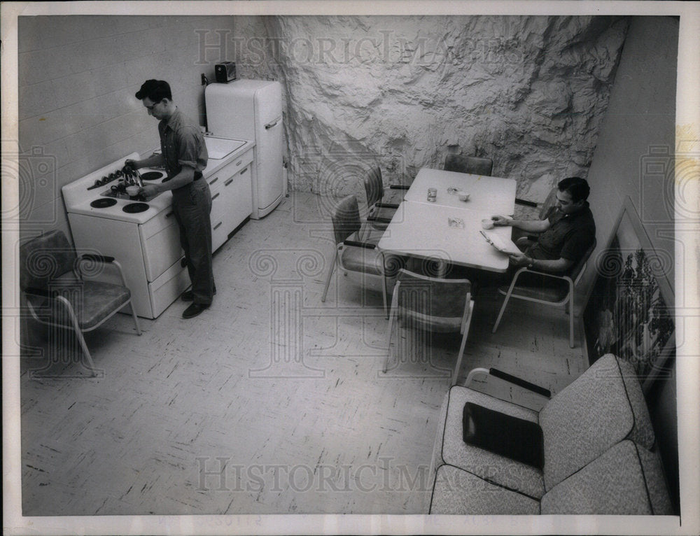 1957 Press Photo George Kendall Paul Harmon Underground - Historic Images