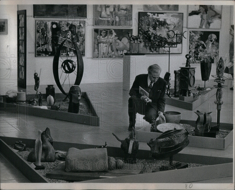 1966 Press Photo Hans Conreid Examines Art Exhibit - Historic Images