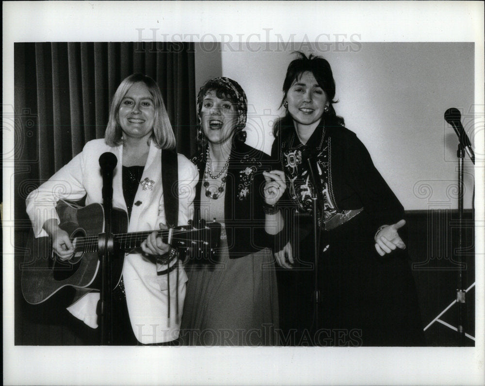 1988 Press Photo Story Chenille Sister Arbor Home Raven - Historic Images